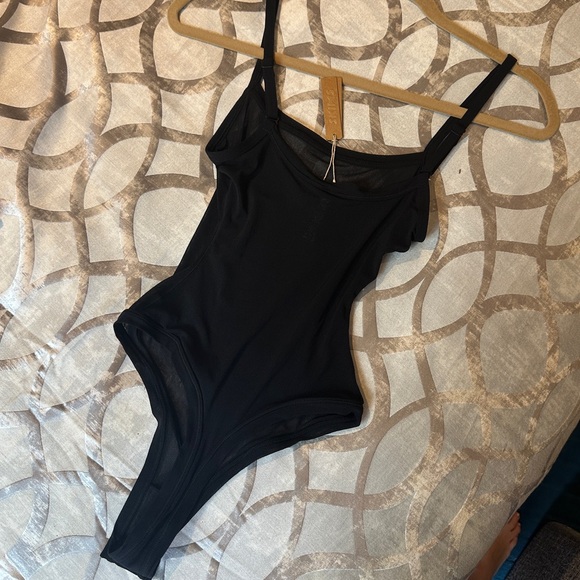 NWT SKIMS Onyx Black Sheer Summer Mesh Tank Bodysuit w. Thong back size Small - Picture 3 of 3